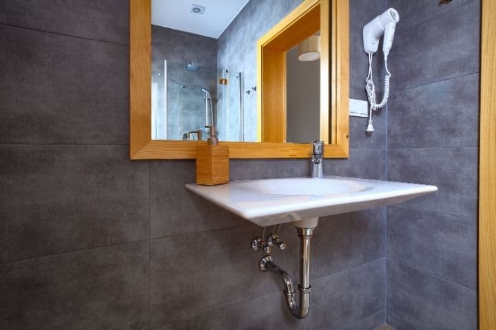 bathroom wall tiles